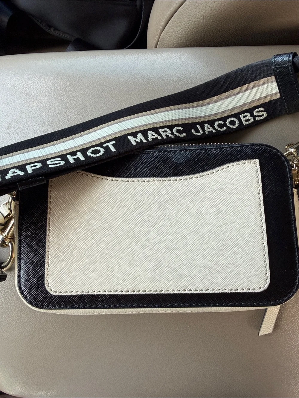 Marc Jacobs White Saffiano Snapshot Crossbody with Gold Hardware - Picture 4 of 6